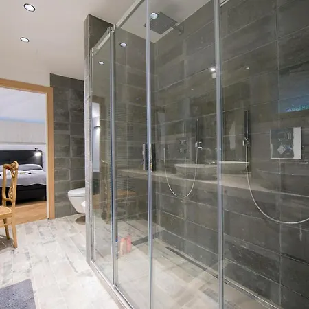 Sleeps 12 *